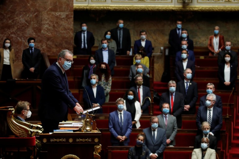برلمانيون فرنسيون يقيدون مراسم تكريم للمدرس المقتول
