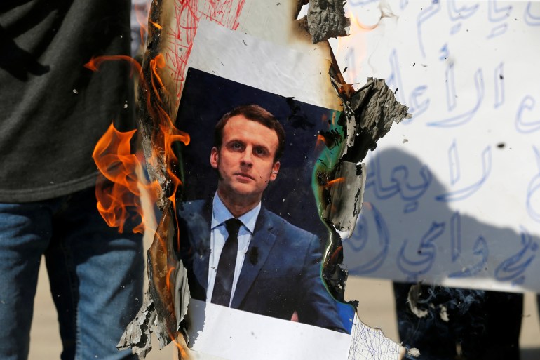 تواجه فرنسا موجة غضب عربية وإسلامية جراء تصريحات للرئيس الفرنسي إيمانويل ماكرون تسيء للنبي محمد