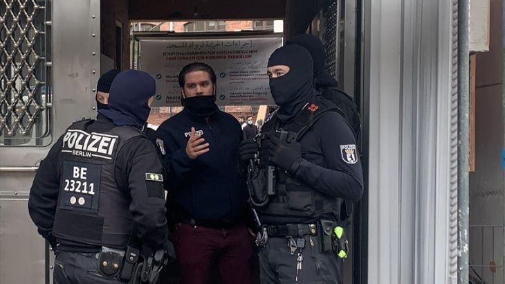 عناصر الشرطة الألمانية تدخل مسجدًا بأحذيتهم في برلين