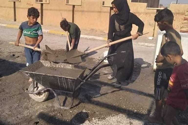 اضطرت العراقية دلنيا دلشاد للعمل في مجال البناء لإعالة أسرتها بعد وفاة زوجها 