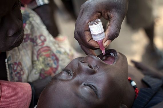 طفل في جنوب السودان يتلقى لقاحا ضد شلل الأطفال