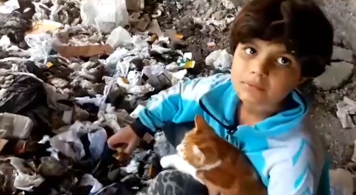 mubasher.aljazeera.net: سوريا: مشهد مأساوي لأطفال يتامى يلتقطون طعامهم من القمامة (فيديو)