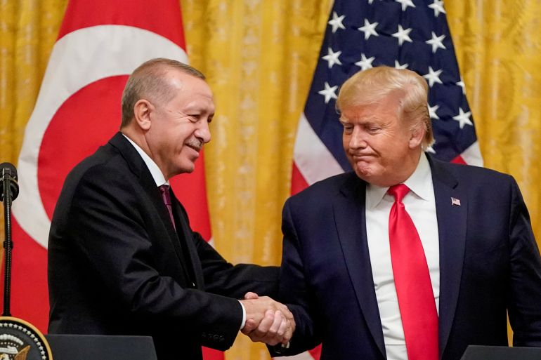 الرئيس الأمريكي المنتهية ولايته دونالد ترمب (يمين) والرئيس التركي رجب طيب أردوغان (يسار)