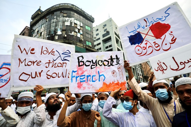 مسلمون يحتجون بعد تطاول الرئيس الفرنسي مانويل ماكرون على النبي محمد