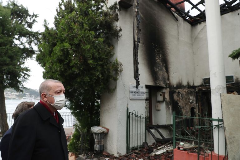 الرئيس التركي رجب طيب أردوغان يتفقد مسجدًا تعرَّض لحريق في بعض أجزائه