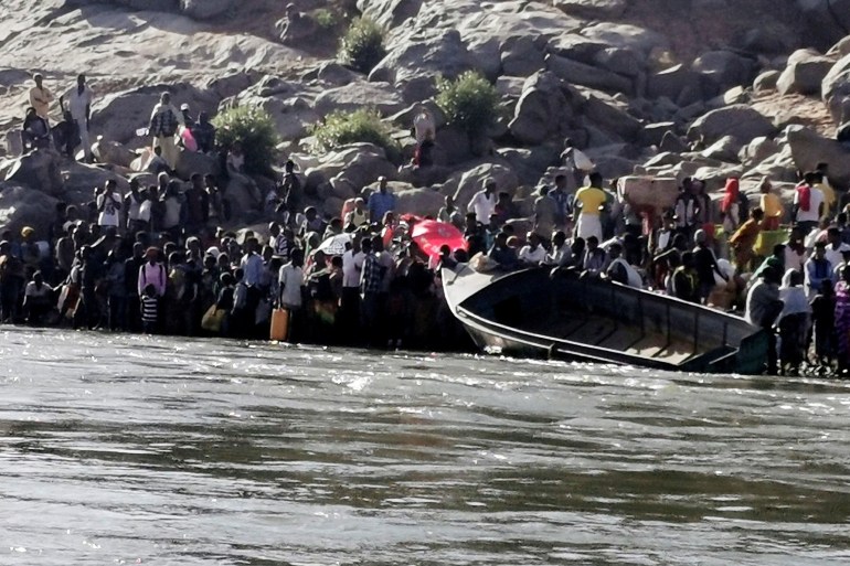 الإثيوبيون الذين فروا من القتال الدائر في منطقة تيغراي يستعدون لعبور نهر سيتيت على الحدود السودانية الإثيوبية
