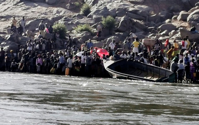 الإثيوبيون الذين فروا من القتال الدائر في منطقة تيغراي يستعدون لعبور نهر سيتيت على الحدود السودانية الإثيوبية