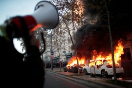 سيارات تحترق خلال مظاهرة ضد "قانون الأمن الشامل" في باريس