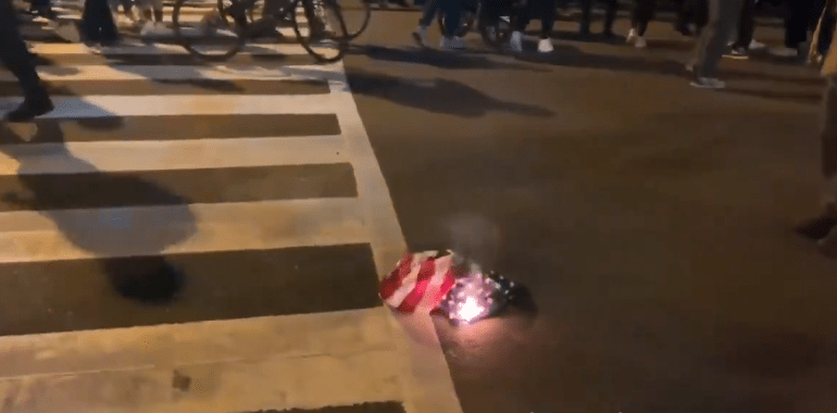 حرق العلم الأمريكي من قبل محتجين في واشنطن العاصمة