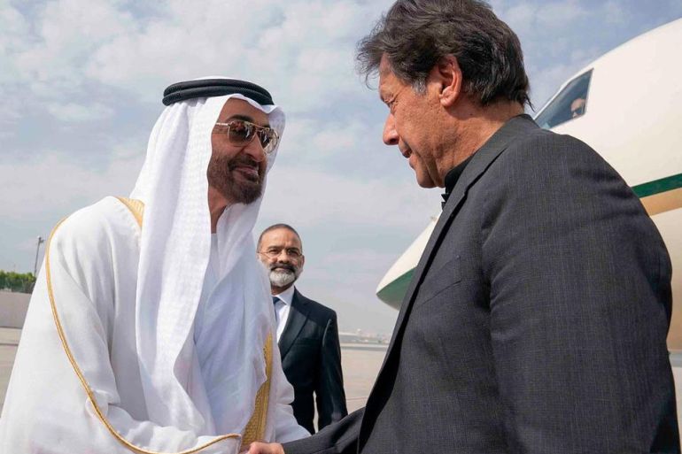 رئيس الوزراء الباكستاني عمران خان (يمين) وولي عهد أبو ظبي محمد بن زايد (يسار)