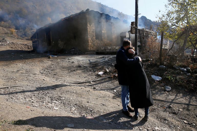 أرمنيون يضرمون النار في بيوتهم قبل مغادرتهم لها