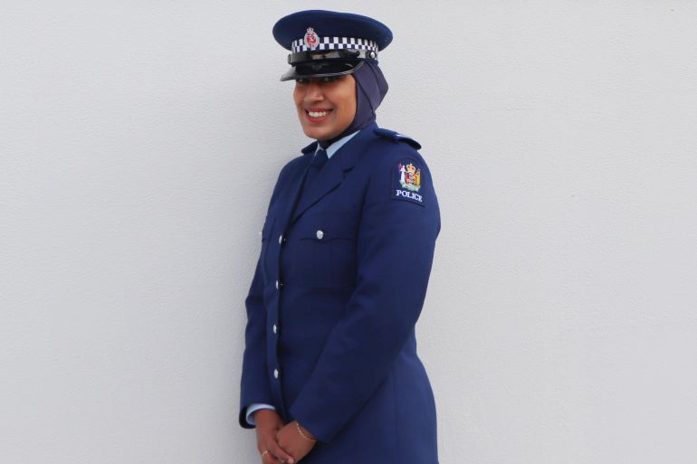 زينة أول شرطية نيوزلاندية ترتدي حجابا عليه شعار الشرطة