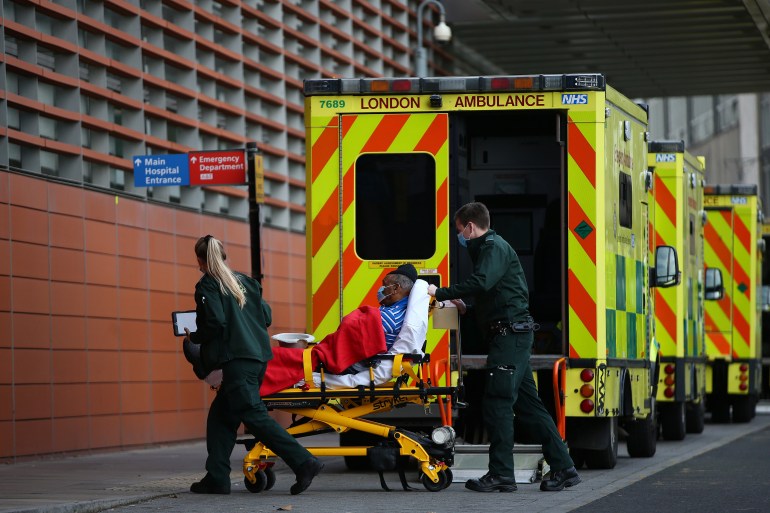 سيارات الإسعاف تنقل المرضى أمام أحد مستشفيات لندن