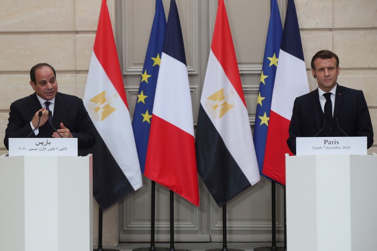 الرئيس الفرنسي إيمانويل ماكرون (يمين) والرئيس المصري عبد الفتاح السيسي