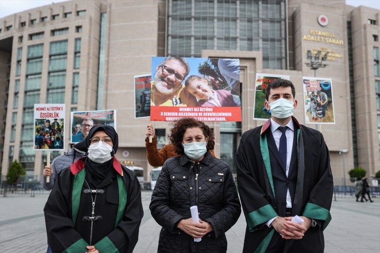 زوجة رجل الأعمال التركي ومحاموه أمام محكمة جاغلايان في إسطنبول