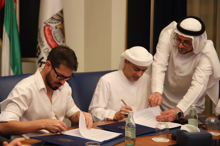 الشيخ الإماراتي حمد بن خليفة آل نهيان أثناء توقيع العقد مع الجانب الإسرائيلي