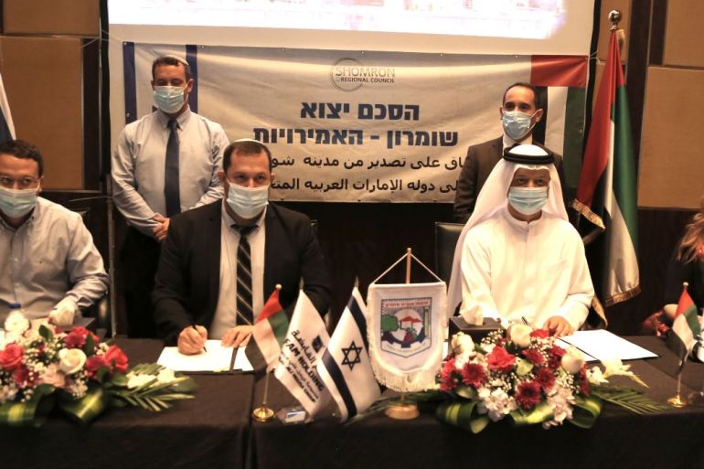 مدير شركة فام الإماراتية يوقع الاتفاقية مع إسرائيليين