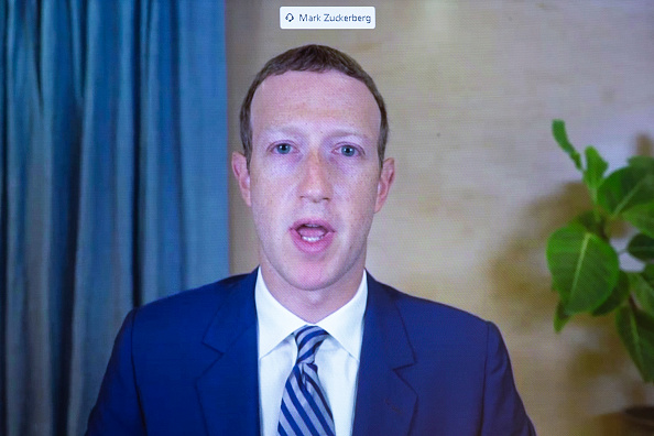 مارك زوكربيرغ مؤسس شركة فيسبوك ورئيسها التنفيذي