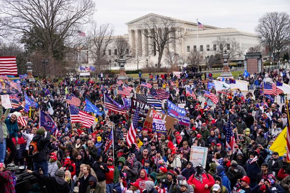 محتجون مناصرون للرئيس الأمريكي المنتهية ولايته دونالد ترمب يقتحون مبنى الكونغرس