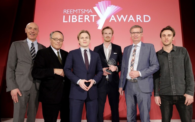 الألماني كلاس ريليوتيوس بعد تسلمه جائزة الحرية في 2017 