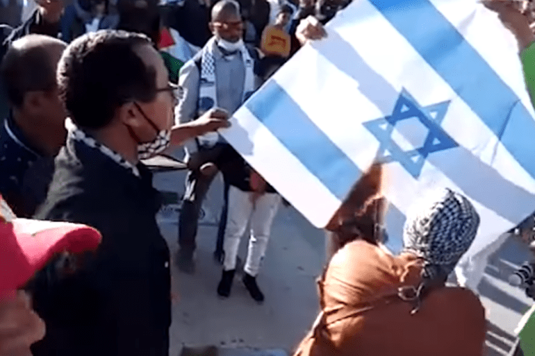 إحراق العلم الإسرائيلي خلال وقفة تضامنية مع غزة في المغرب