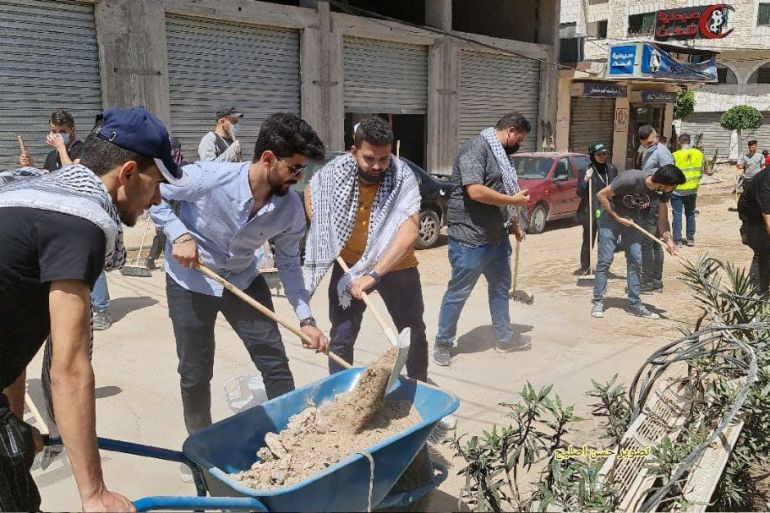 شباب غزة يدشنون مبادرة لإعادة تعميرها وتنظيفها من آثار العدوان الإسرائيلي