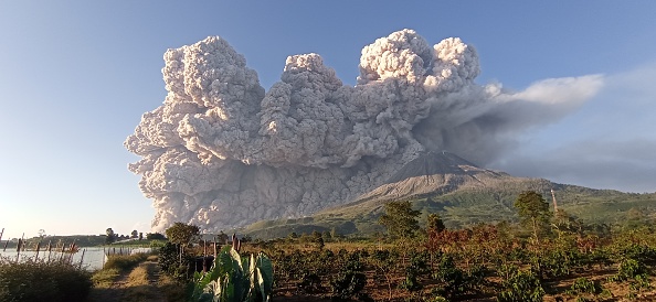 بركان سينابونغ الإندونيسي
