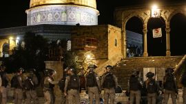 جنود إسرائيليون يطوِّقون باحات المسجد الأقصى