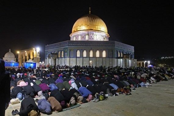 فلسطينيون يؤدون صلاة التراويح في باحات المسجد الأقصى