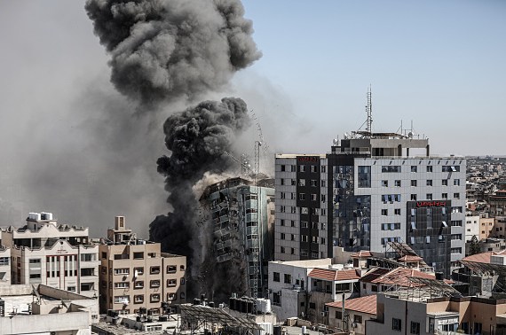 الاحتلال الإسرائيلي يقصف برج الجلاء في غزة