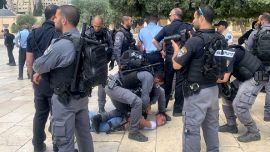 شرطة الاحتلال الإسرائيلي تواصل اعتقال الشباب في محيط المسجد الأقصى