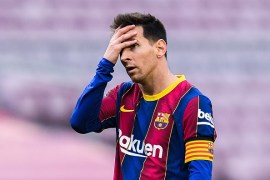 النجم الأرجنتيني ليونيل ميسي في حالة ذهول بعد ضياع فرص برشلونة في لقب الدوري الإسباني
