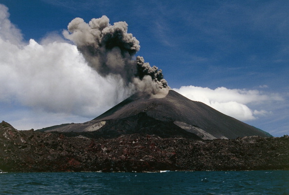 بركان أناك كراكاتوا الإندونيسي