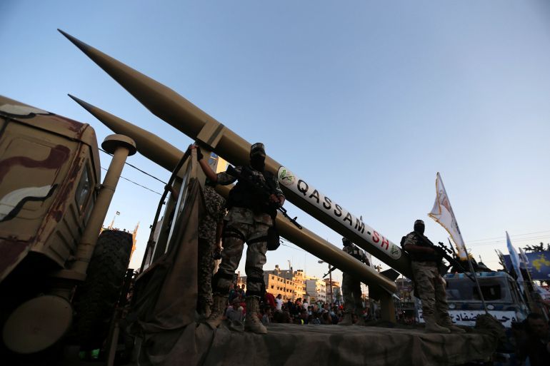 عناصر من كتائب القسام خلال عرض لصواريخ محلية الصنع