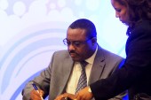 رئيس وزراء إثيوبي السابق أثناء التوقيع على اتفاقية المبادئ (مواقع التواصل)