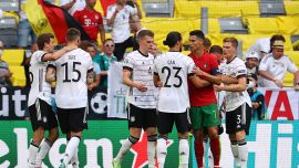 اللاعب البرتغالي كريستيانو رونالدو يهنئ المنتخب الألماني بعد المباراة