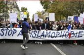 مواطنون فرنسيون يحملون لافتات خلال مظاهرة للاحتجاج ضد الإسلاموفوبيا في فرنسا (الأناضول)