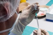يرى خبراء أن المتحورات المكتشفة لا يجب أن  تثير تساؤلات حول فاعلية اللقاحات (غيتي)