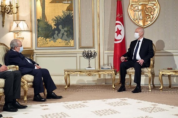 الرئيس التونسي قيس سعيّد (يمين) ووزير الخارجية الجزائري رمطان لعمامرة (يسار)