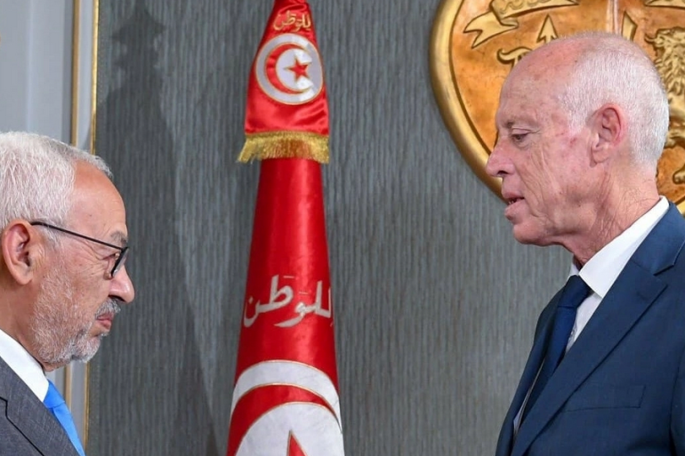 الرئيس التونسي قيس سعيد (يمين) وزعيم حركة النهضة راشد الغنوشي