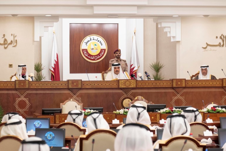 أمير قطر الشيخ تميم بن حمد آل ثاني يتحدث إلى مجلس الشورى القطري في الدوحة