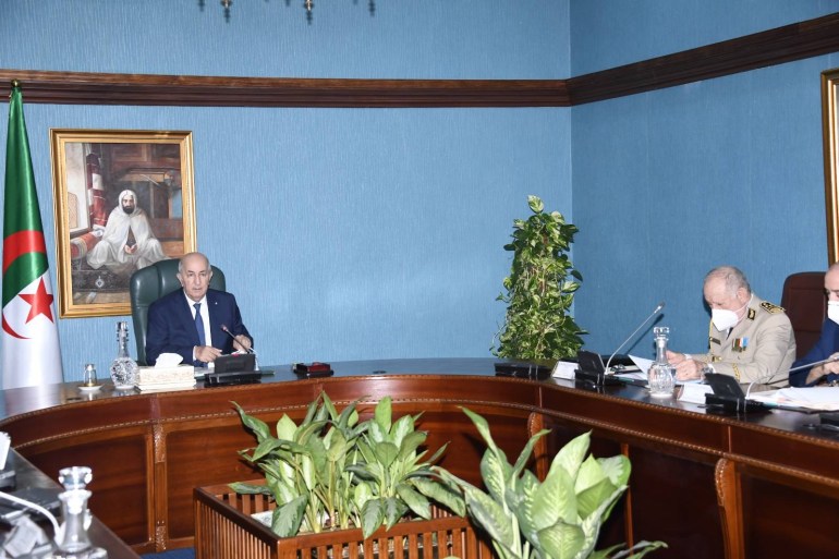 الرئيس الجزائري عبد المجيد تبون خلال ترأسه المجلس الأعلى للأمن في الجزائر (موافع التواصل)