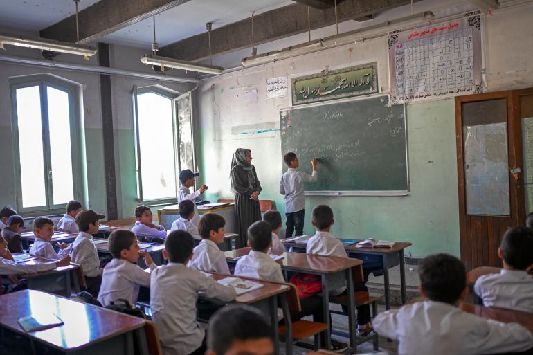 حكومة طالبان تسمح لتلاميذ المدارس من الذكور بمواصلة الدراسة
