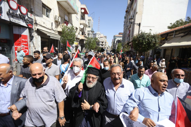 فلسطينيون يحتجون على استشهاد خمسة على يد الاحتلال