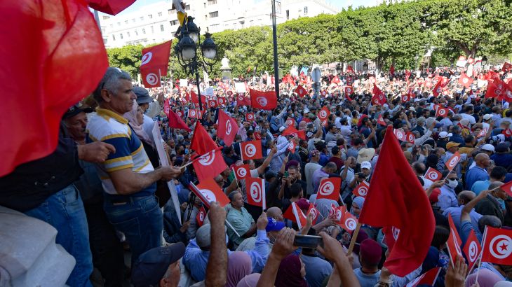 متظاهرون تونسيون ضد قرارات سعيّد الاستثنائية (AFP)