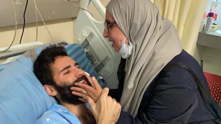 الأسير مقداد القواسمي مع والدته في مستشفى كابلان