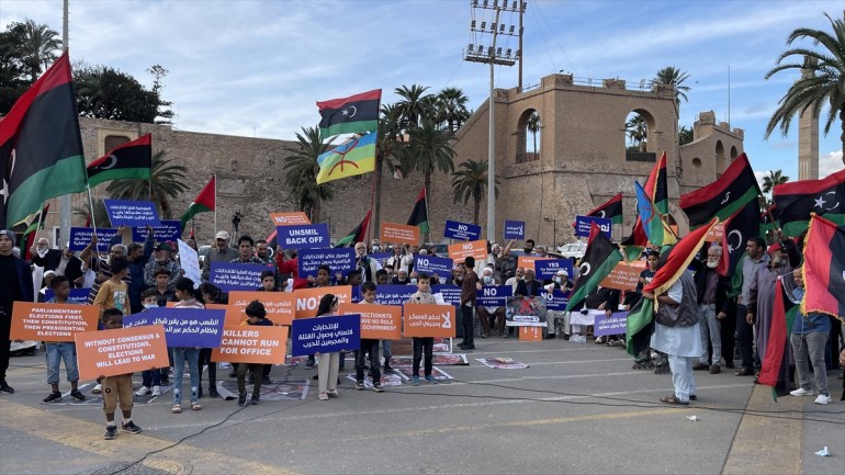مئات يتظاهرون رفضًا لترشح حفتر والقذافي للرئاسة