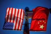 أعلام الصين وأمريكا ترفرف في عمود إنارة بالحي الصيني في بوسطن
