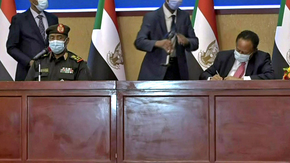 ئيس الوزراء السوداني عبد الله حمدوك والقائد العام للجيش السوداني عبد الفتاح البرهان خلال توقيع الاتفاق