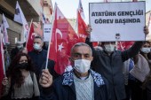 أتراك يتظاهرون أمام السفارة الأمريكية في إسطنبول احتجاجًا على اعتراف بايدن بمذابح الأرمن (أبريل/نيسان 2021)